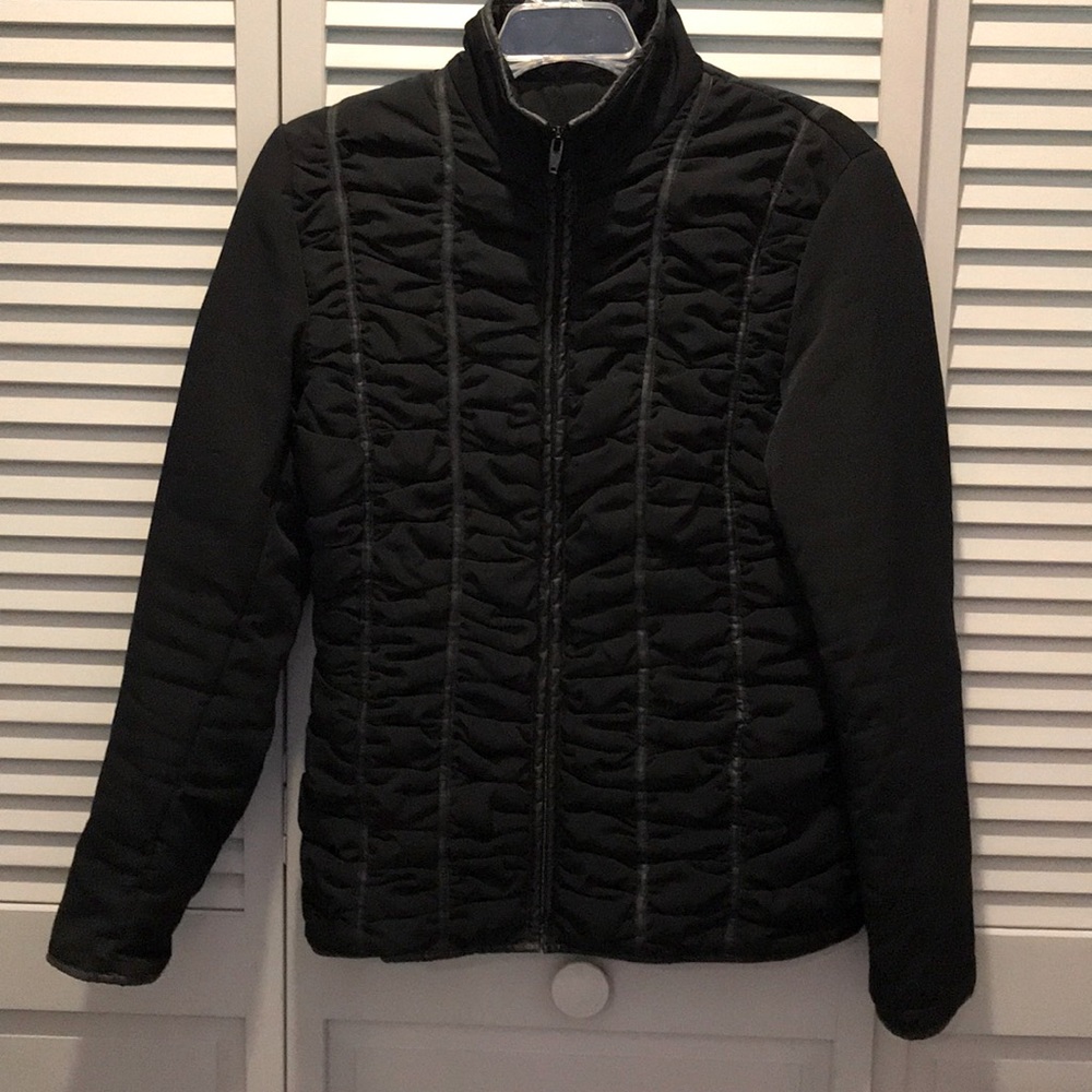 Fitted ruffle puffer